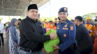 Munafri&ndash;Aliyah Serahkan 7.100 Paket Lebaran untuk Satgas Kebersihan dan Drainase Makassar