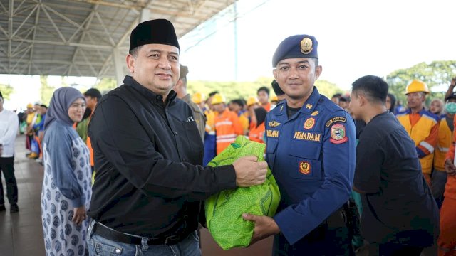 Munafri&ndash;Aliyah Serahkan 7.100 Paket Lebaran untuk Satgas Kebersihan dan Drainase Makassar