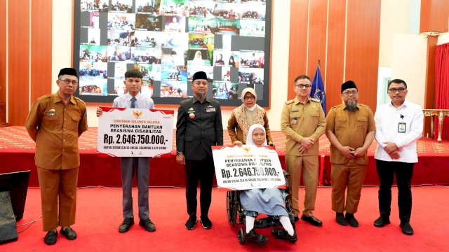 Gubernur Sulsel Serahkan Beasiswa Rp5 Miliar untuk 3.400 Siswa SLB se-Sulsel