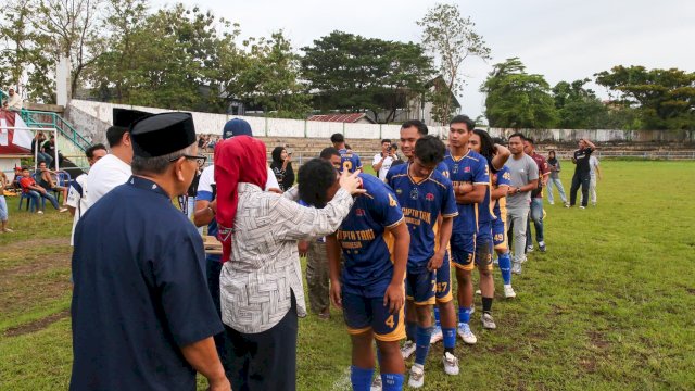 Wakil Wali Kota Makassar Serahkan 300 Paket Sembako untuk Petugas Lapangan