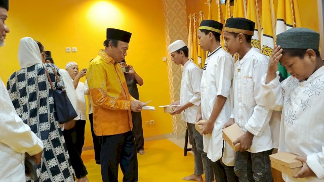 Muhiddin M Said Salurkan Paket Lebaran untuk Ratusan Anak Yatim dan Hafidz Al-Qur&rsquo;an