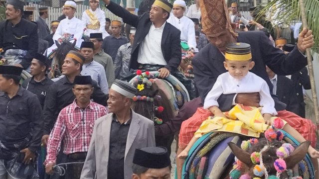 Lestarikan Budaya, Syaharuddin Alrif Tunggangi Kuda Hadiri Pesta Pernikahan Warga