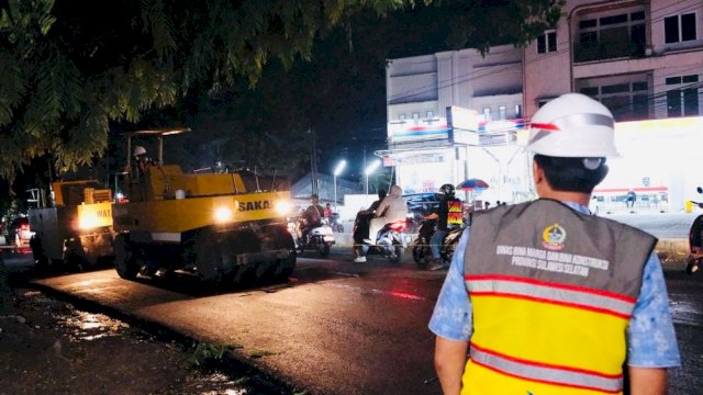 Dikebut Tengah Malam, Pengaspalan Aroepala Disorot: Solusi Cepat atau Tambal Sulam?