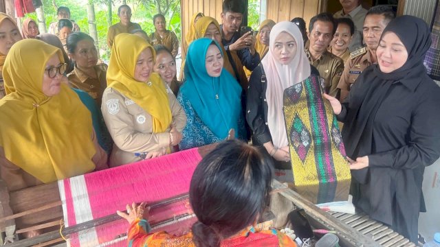 Dorong Ekonomi Berbasis Budaya, Fatmawati Rusdi Perkuat Posisi Tenun Lipa Sabbe Sidrap