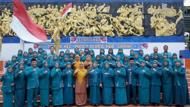 Hujan Tak Surutkan Semangat, Pelantikan TP PKK dan Bunda PAUD Panca Rijang Berlangsung Khidmat