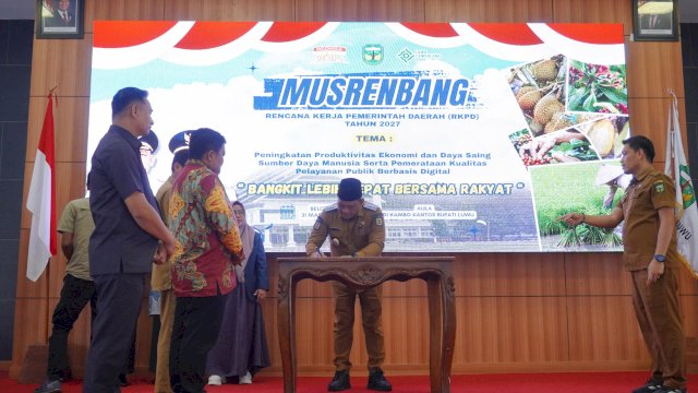 Buka Musrenbang RKPD 2027, Bupati Luwu Serahkan Sertifikat Indikasi Geografis Kopi Arabika Latimojong