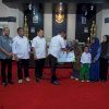 Bupati Luwu Serahkan Santunan Rp223,5 Juta kepada Keluarga Nelayan Bone Pute