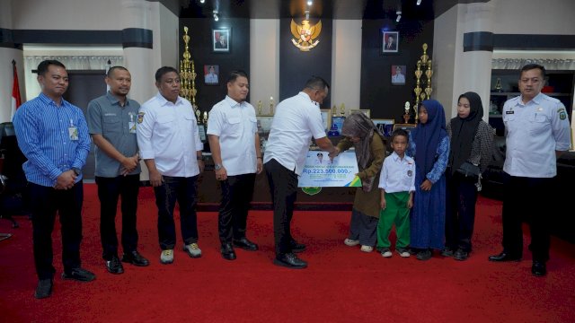 Bupati Luwu Serahkan Santunan Rp223,5 Juta kepada Keluarga Nelayan Bone Pute