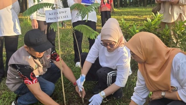 Hari Bumi 2026, DWP Sulsel Tanam Bibit Produktif Bernilai Ekonomi di Gowa