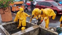 Satgas Drainase Diterjunkan, Genangan di Sejumlah Ruas Jalan Makassar Berhasil Surut