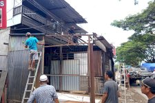 Tanpa Penertiban, Warga Tamalanrea Bongkar Mandiri 6 Lapak di Atas Drainase