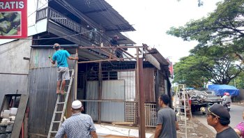Tanpa Penertiban, Warga Tamalanrea Bongkar Mandiri 6 Lapak di Atas Drainase