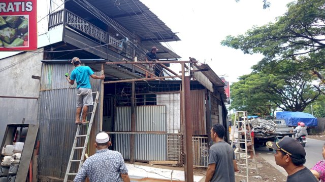 Tanpa Penertiban, Warga Tamalanrea Bongkar Mandiri 6 Lapak di Atas Drainase