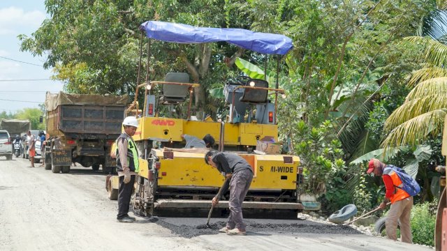 Wabup Luwu Tinjau Pengaspalan Jalan Poros Bolong&ndash;Lamasi, Target Rampung Sehari