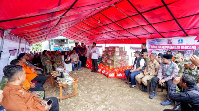 Gubernur Sulsel Tinjau Banjir di Bone, Serahkan Bantuan Rp1 Miliar dan Santunan Korban