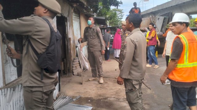 Pemkot Makassar Tertibkan 16 Lapak di Fasum Barawajah, Akses Jalan Kembali Difungsikan