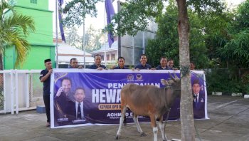 Legislator NasDem Achmad Daeng Sere Serahkan Hewan Kurban untuk Warga Selayar