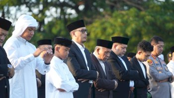 Munafri&ndash;Aliyah Salat Idul Adha Bersama Ribuan Warga di Karebosi, Serukan Kepedulian Sosial