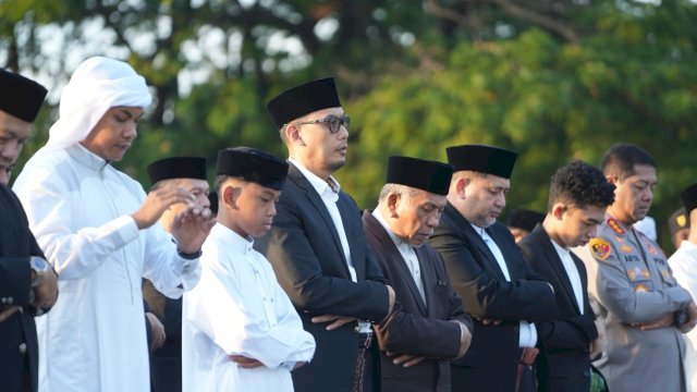 Munafri&ndash;Aliyah Salat Idul Adha Bersama Ribuan Warga di Karebosi, Serukan Kepedulian Sosial