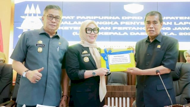Bupati Barru Serahkan LKPJ ke DPRD