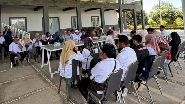 Belajar ke &ldquo;Lumbung Telur&rdquo; Sidrap, Peternak Barru Dalami Sistem Ternak Modern