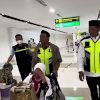 Dikira Petugas Bandara, Bupati Sidrap Syaharuddin Alrif Sambut Jemaah Haji di Tangga Pesawat