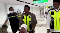 Dikira Petugas Bandara, Bupati Sidrap Syaharuddin Alrif Sambut Jemaah Haji di Tangga Pesawat