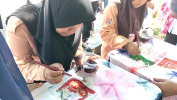 Rumah Membatik Bunga Mawar Bulukumba Latih Siswa SRMP 23 Makassar Membuat Sarung Batik Shibori