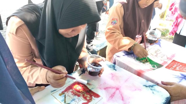 Rumah Membatik Bunga Mawar Bulukumba Latih Siswa SRMP 23 Makassar Membuat Sarung Batik Shibori