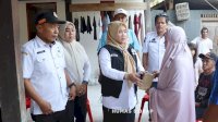 Wabup Nurkanaah Salurkan Santunan untuk Korban Kebakaran di Baranti, Wujud Kepedulian Pemkab dan PGRI Sidrap