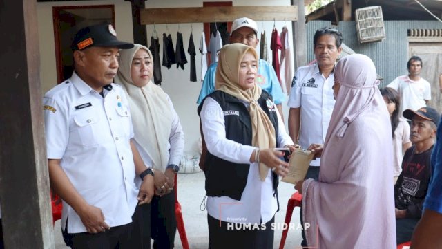 Wabup Nurkanaah Salurkan Santunan untuk Korban Kebakaran di Baranti, Wujud Kepedulian Pemkab dan PGRI Sidrap