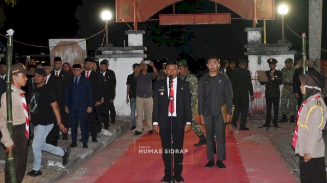 Di Bawah Nyala Obor, Bupati Sidrap Pimpin Renungan Suci di TMP Mario