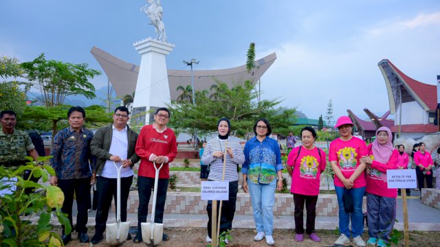 Fatmawati Naik Vespa Keliling Toraja Utara, Tanam Tabebuya di Kete Kesu