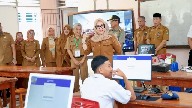 Bupati Barru Pantau Ujian Sekolah, Tekankan Pentingnya Doa Orang Tua