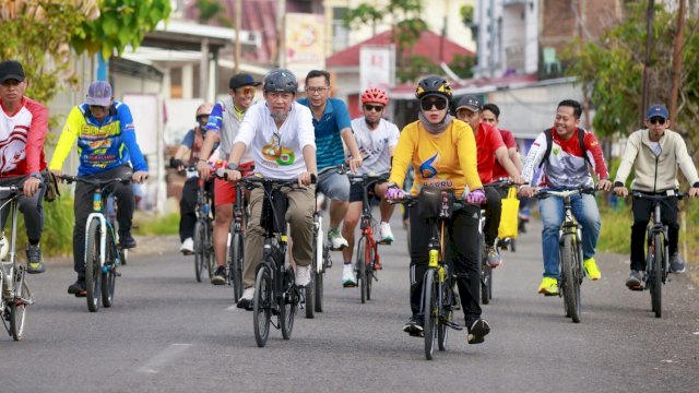 Gowes Saat CFD, Bupati Barru Pantau Infrastruktur dan Dorong Kota Sehat Berbasis Partisipasi Warga