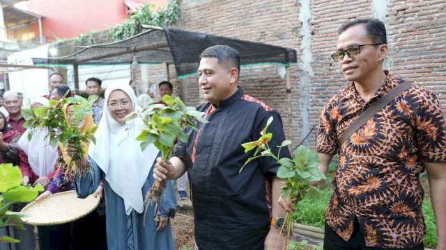 Walikota Makassar dan Istri Gelar Panen Bersama di urban Farming