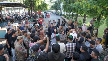 Ketua DPRD Sulsel Temui Massa HMI, Sorotan Harga Kebutuhan hingga Dana BOS Mengemuka