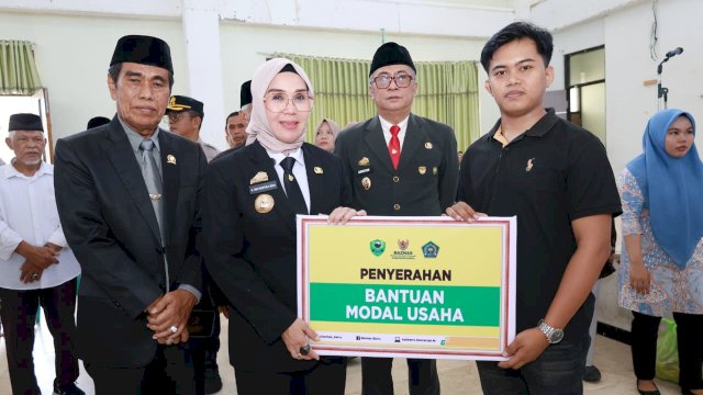 Pemda Barru BErsama Baznas dan BPJS Salurkan Bantuan Sosial