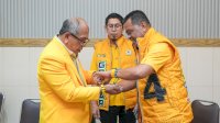 Usman Marham Sematkan Gelang Kura kura Kuning ke IAS, Simbol Solidaritas Kader Golkar