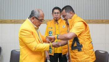Usman Marham Sematkan Gelang Kura kura Kuning ke IAS, Simbol Solidaritas Kader Golkar