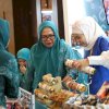 Booth TP PKK Makassar Diserbu Pengunjung, Produk UMKM Laris Manis di Hari Pertama HKG PKK Nasional ke-54
