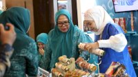 Booth TP PKK Makassar Diserbu Pengunjung, Produk UMKM Laris Manis di Hari Pertama HKG PKK Nasional ke-54