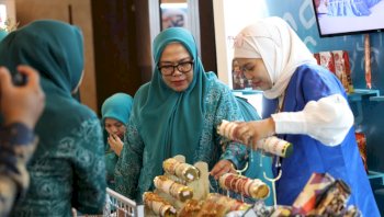 Booth TP PKK Makassar Diserbu Pengunjung, Produk UMKM Laris Manis di Hari Pertama HKG PKK Nasional ke-54