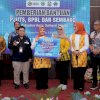 Sri Suparni Bahlil Salurkan Bantuan Energi di Barru, Dorong Akses Listrik dan Penerangan Berbasis Energi Terbarukan