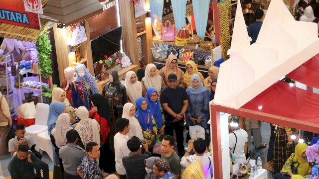 Bupati Luwu Kunjungi Stand Dekranasda pada HUT ke-46 Dekranas di Makassar