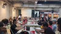 Pangdam Hasanuddin Silaturahmi di Warkop, Rayakan 26 Tahun Pernikahan dengan Bernyanyi Bersama