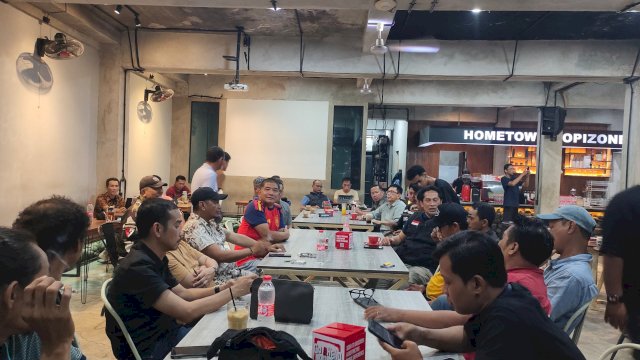 Pangdam Hasanuddin Silaturahmi di Warkop, Rayakan 26 Tahun Pernikahan dengan Bernyanyi Bersama