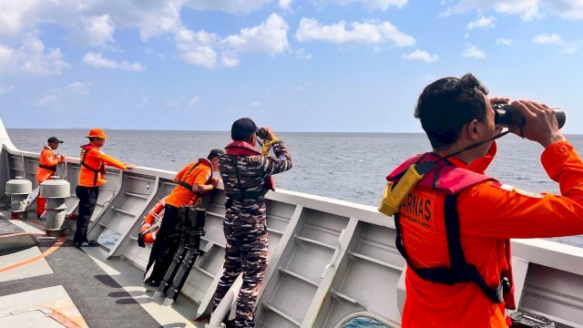KRI Marlin-877 Dikerahkan Cari Korban KLM Nurul Salsa 01 Tenggelam di Perairan Selayar, 16 Orang Masih Dalam Pencarian