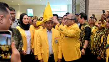 IAS Sematkan Passapu kepada Ketum Golkar Bahlil Lahadalia, Simbol Penghormatan dan Kearifan Budaya Sulsel