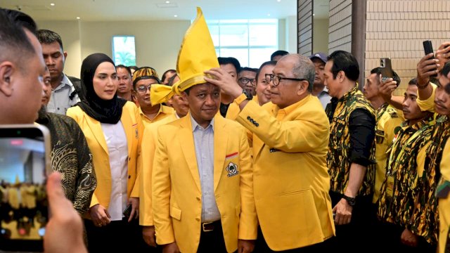 IAS Sematkan Passapu kepada Ketum Golkar Bahlil Lahadalia, Simbol Penghormatan dan Kearifan Budaya Sulsel